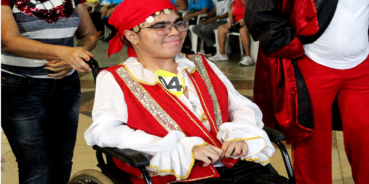 Cadeirante é hospitalizado após cair em baile de pré-carnaval